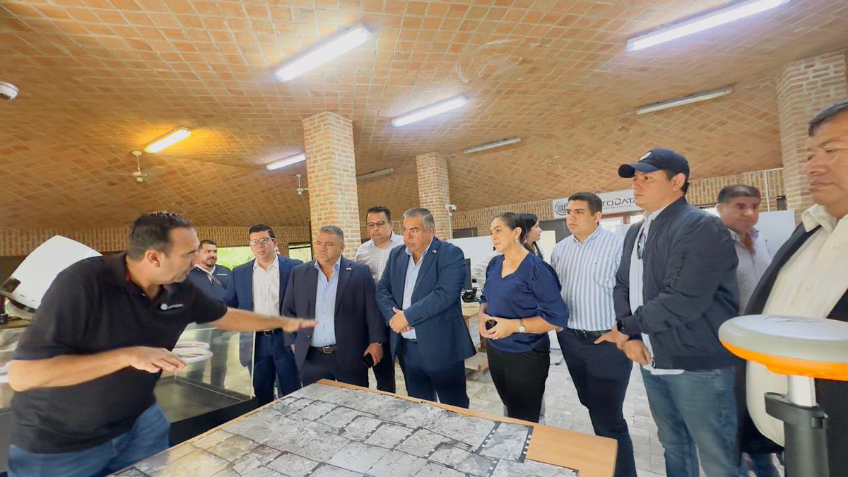 AMHON1's tweet photo. Alcaldes de Honduras, junto al presidente de la AMHON, realizaron una visita a CARTODATA, en Guadalajara, México, con el propósito de conocer proyectos, herramientas y buenas prácticas relacionadas con la modernización catastral, soluciones geoespaciales y cartografía digital. https://t.co/JVCe5jR8JA