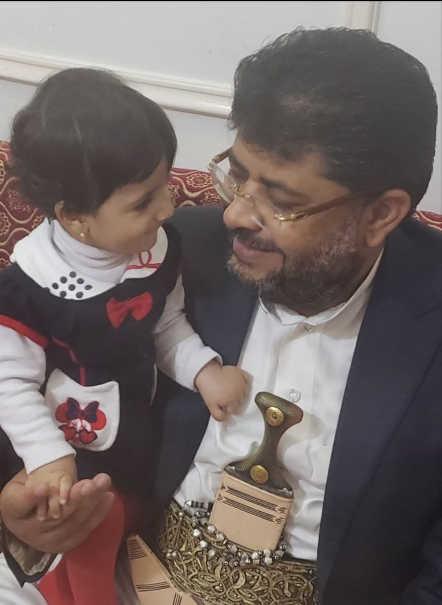 TNT_Media1's tweet photo. يتهم شيوخ الوهابية، أنصار الله بأنهم يطعنون في أعراض أمهات المؤمنين رضي الله عنهن جميعًا، وهي تهمة طائفية لا أساس لها.

وهذه كذبة رخيصة تدل على دناءة أخلاق من يروّج لها.

وعندما سُئل أحد قادة أنصار الله الهاشميين عن هذه التهمة، قال:

«ليس من أخلاقنا الطعن في الأعراض. نحن لم نطعن في عرض محمد بن سلمان (عدونا الأول)، فكيف نطعن في عرض جدنا صلى الله عليه وسلم!

أنا ابنتي اسمها عائشة، وكثير من قادة الحوثيين يسمّون بناتهم بأسماء زوجات الرسول صلى الله عليه وسلم».

انتهى.

الصورة أدناه تُظهر محمد علي الحوثي، القيادي البارز  في أنصار الله (الحوثيين) وعضو المجلس السياسي الأعلى في اليمن، مع ابنته عائشة محمد علي الحوثي، التي وُلدت في شهر أبريل من عام 2019م.
