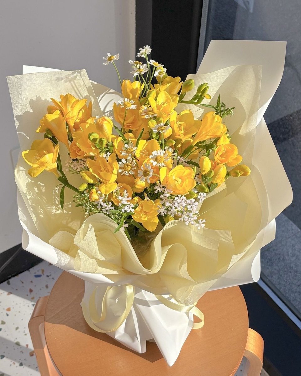 floresytes's tweet photo. ⠀⠀⠀💐 ⠀⠀ 𝑓𝑙𝑜𝑟𝑒𝑠𝑦𝑡𝑒𝑠 ⠀⎯⎯͟͟♥︎̼̻

𝑡𝑜: @versodelito
𝑓𝑟𝑜𝑚: Gala

❝ Te lo he dicho y te lo repito: tú eres mi sol. Estas flores amarillas son como tú: puras, llenas de luz, paz y la alegría de la primavera. ⟩ https://t.co/A1R07Lbf3Q