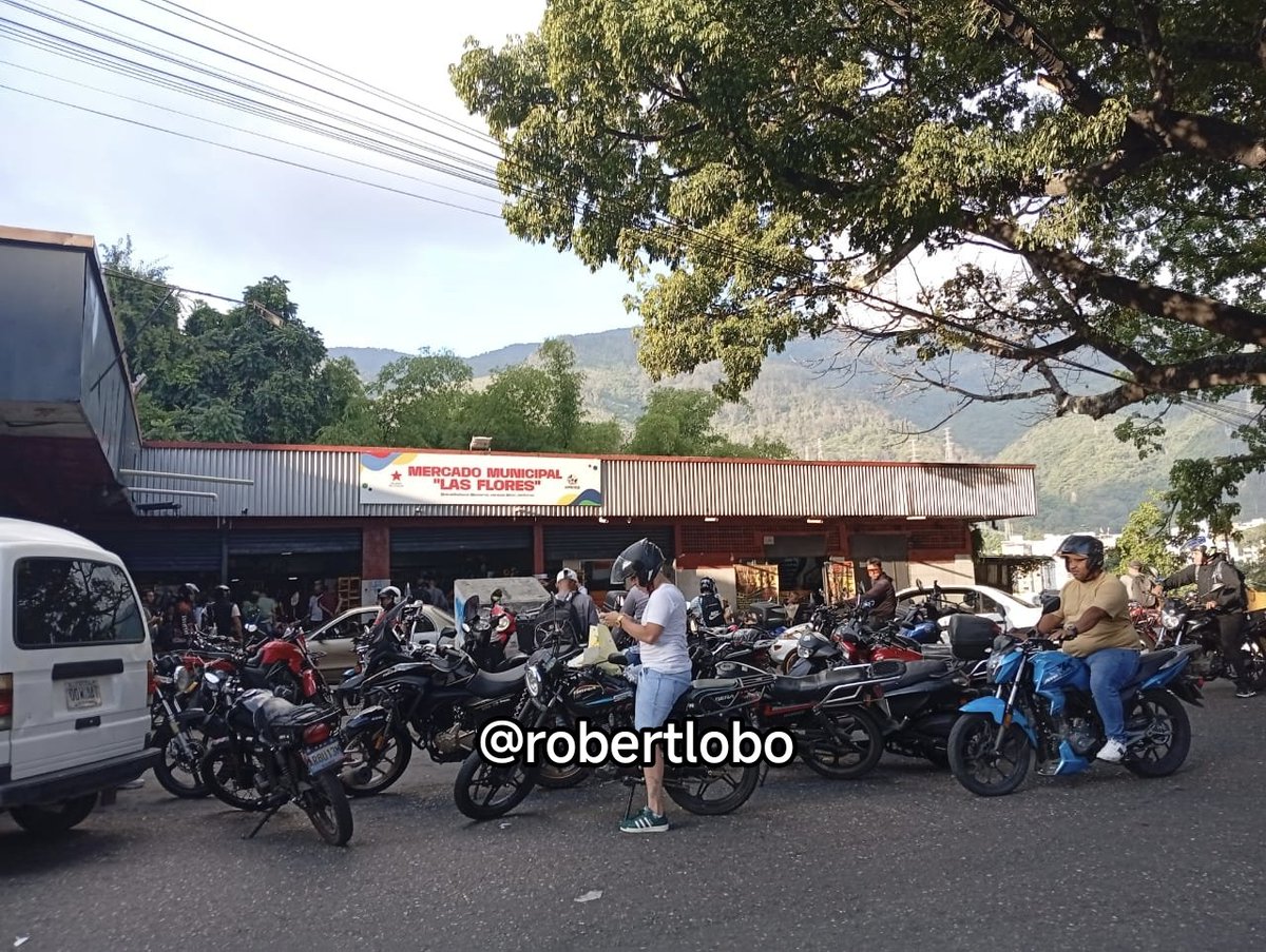 RobertLobo_'s tweet photo. #AHORA Mercado de Las Flores, al final de la Av. Fuerzas Armadas, colapsado de panas buscando flores amarillas para sus novias, esposas, consentidas, amigas, familiares, etc. Que vivan los detalles. 

Generalmente a esta hora ya ese mercado está cerrado https://t.co/e8NHrE4JIu