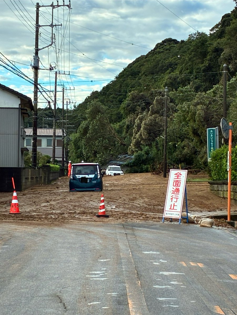 Gt8VUlzRG7buafO's tweet photo. 【現場の状況】交通情報 千葉県銚子市諸持町で土砂崩れ 道路塞ぐ土砂で通行止め9月22日 : ニュース速報あれこれ総合 https://t.co/J2AJh5yDzA #銚子市 #台風２５号 ドライバー道路情報通行止め土砂災害 https://t.co/kxo3ra5ViC