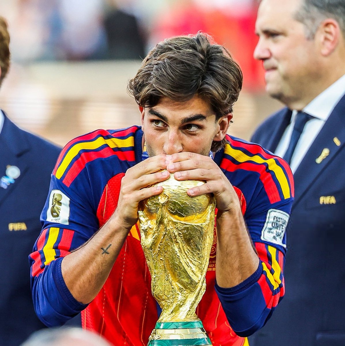 ActuFoot_'s tweet photo. 🚨🚨 FERRAN TORRES 🇪🇸 VEUT VOIR UN ESPAGNOL REMPORTER LE BALLON D’OR 🌕 !!! 👇

🗣️ « BON, tant qu'à faire, SI C’EST UN ESPAGNOL QUI GAGNE CE SERA ENCORE MIEUX ! 🤩 

Que le meilleur gagne. En fin de compte, comme ce n'est pas quelque chose qui dépend de moi, que ceux qui doivent voter votent. »

🎙️ @El_Hormiguero