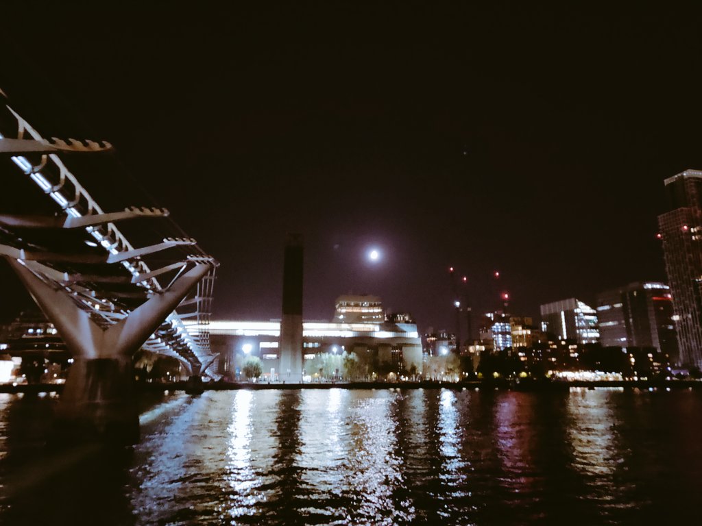 AesonLi's tweet photo. When I synchronized with the Thames river
I saw the moon over the Tate Modern 

Stillness makes the 'moon' visible https://t.co/UVZzSPcZ0P