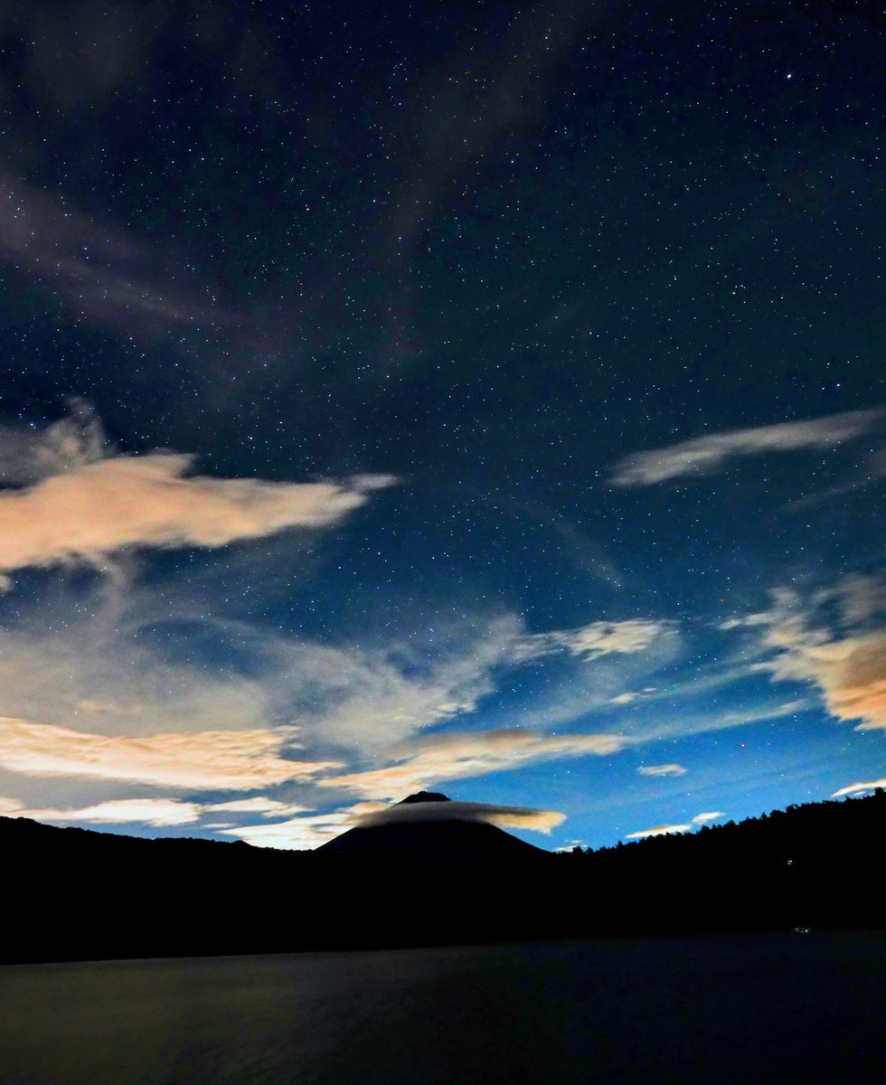 LO_yamanashi_VE's tweet photo. おはようございます🌞

　深夜3時、西湖に着きました

　少し雲がかかっていましたが
　　富士山のシルエットは見えました😄 https://t.co/bfl4sVdoDm