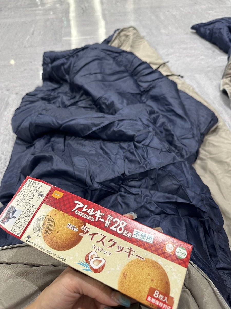rincent_yuzu's tweet photo. 成田空港には到着できたのですが、台風の影響で都内へ向かう交通手段なく…

運営さん、メンバーみんなと空港内で一晩を明かしました🥲

支給してもらった寝袋とビスケットとお水ありがたかったです🥲
（無事帰宅できました🙇‍♀️） https://t.co/YFRklSNtdl