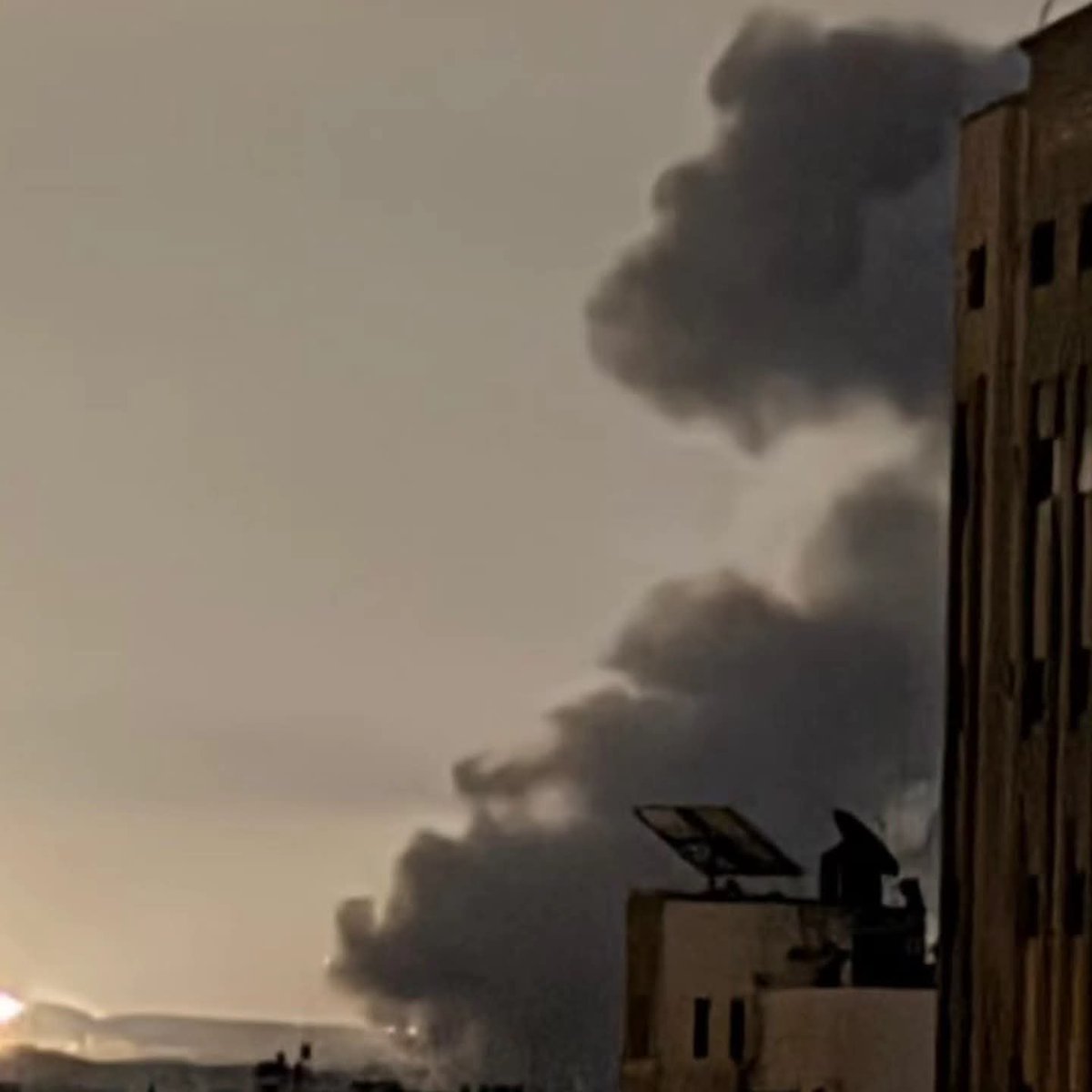 AnasAlSharif0's tweet photo. عاجل
استهداف من طائرات الاحتلال الحربية في منطقة السنافور شرقي غزة ؛ وسط استمرار تحليق مكثف للطائرات . https://t.co/LpZSUdwWGI