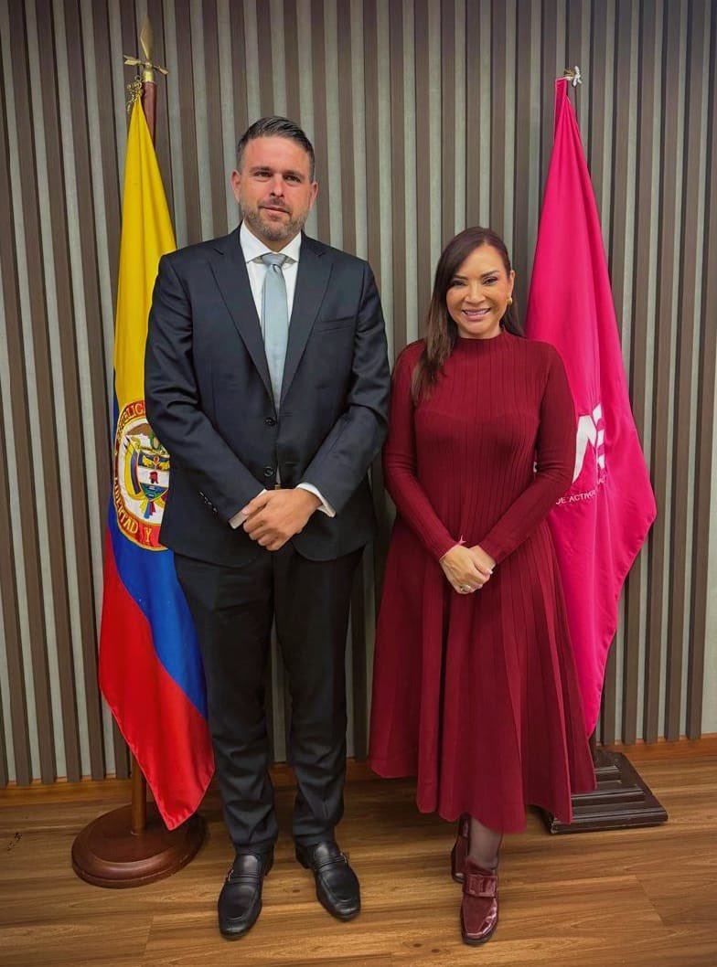 activosSAE's tweet photo. 🇨🇴 Articulación interinstitucional por la seguridad del país

La presidenta de la SAE, Diana Bravo Vélez, se reunió con Juan Carlos Díaz, viceministro de @mindefensa , en un espacio de planeación y articulación interinstitucional orientado a fortalecer las capacidades de la Fuerza Pública y las políticas de seguridad.

Un trabajo conjunto para proteger la soberanía nacional, enfrentar las economías ilegales y poner las capacidades del Estado al servicio de los territorios y de nuestra Patria Milagro.