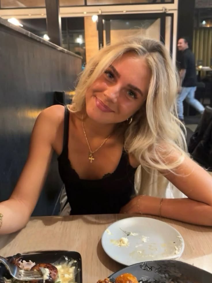 sacmron's tweet photo. sorrisin ✨✨ https://t.co/DLILEHki78