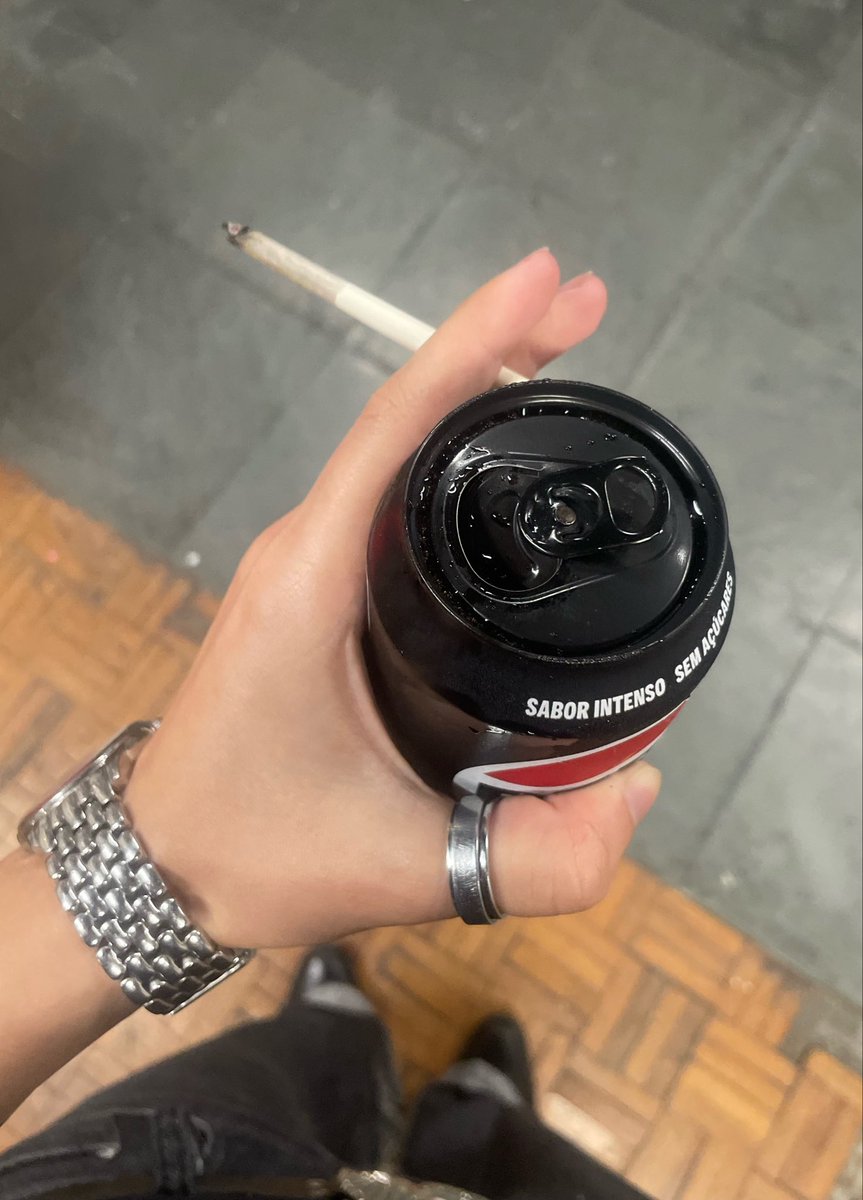 lesbonismus's tweet photo. cigarrinho tá aceso e bebidinha tá na mão #fumaçatwt https://t.co/A1bjeyNpbZ