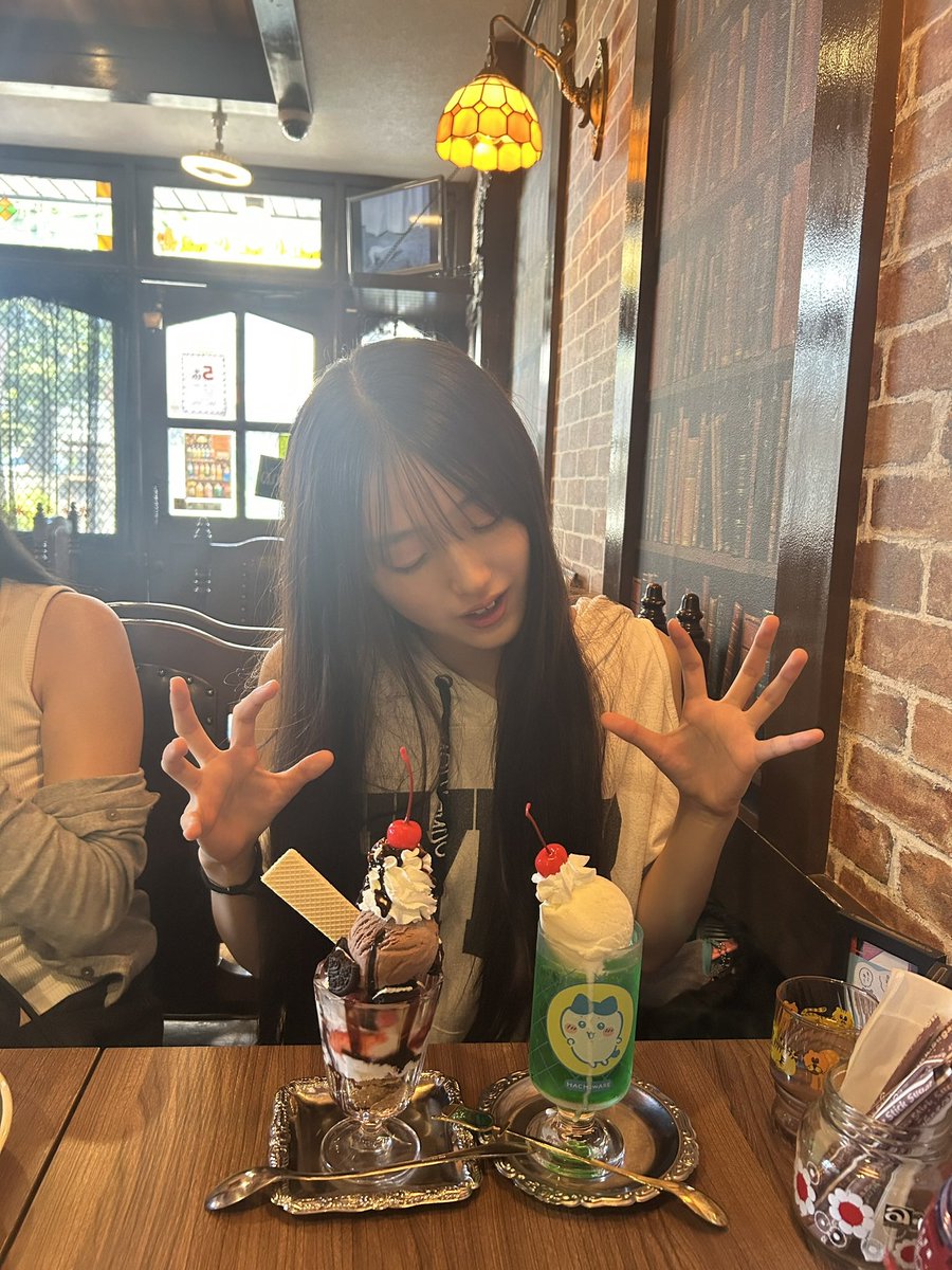 sopro_karin's tweet photo. おはようございます🐈‍⬛
  
ふたりも載せてたんですが、この前レトロな喫茶店に行ってきました♪ドリンクもパフェも全部が可愛かったです🩶🩶
 
また行こうね ⚡︎⸒⸒ https://t.co/RQ4K25hgmB