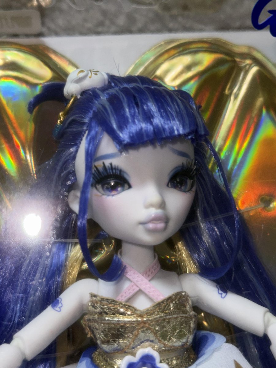 CureW1ng's tweet photo. @dollyknife She's trying to impress Suki goldpetal trade https://t.co/k0Vo0Dthzl