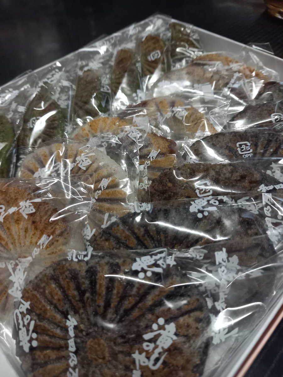 shinmachi0312's tweet photo. 幼少時、祖母がいつも
用意してくれていた御菓子。

焼き目の絶妙な香りと、
ほんのり甘い餡子。

徳島に来られたら
是非食べて欲しい、
阿波名物の銘菓です。
徳島駅で買えます🌞
#和田の屋 #滝の焼餅 https://t.co/oEn2r22rvH