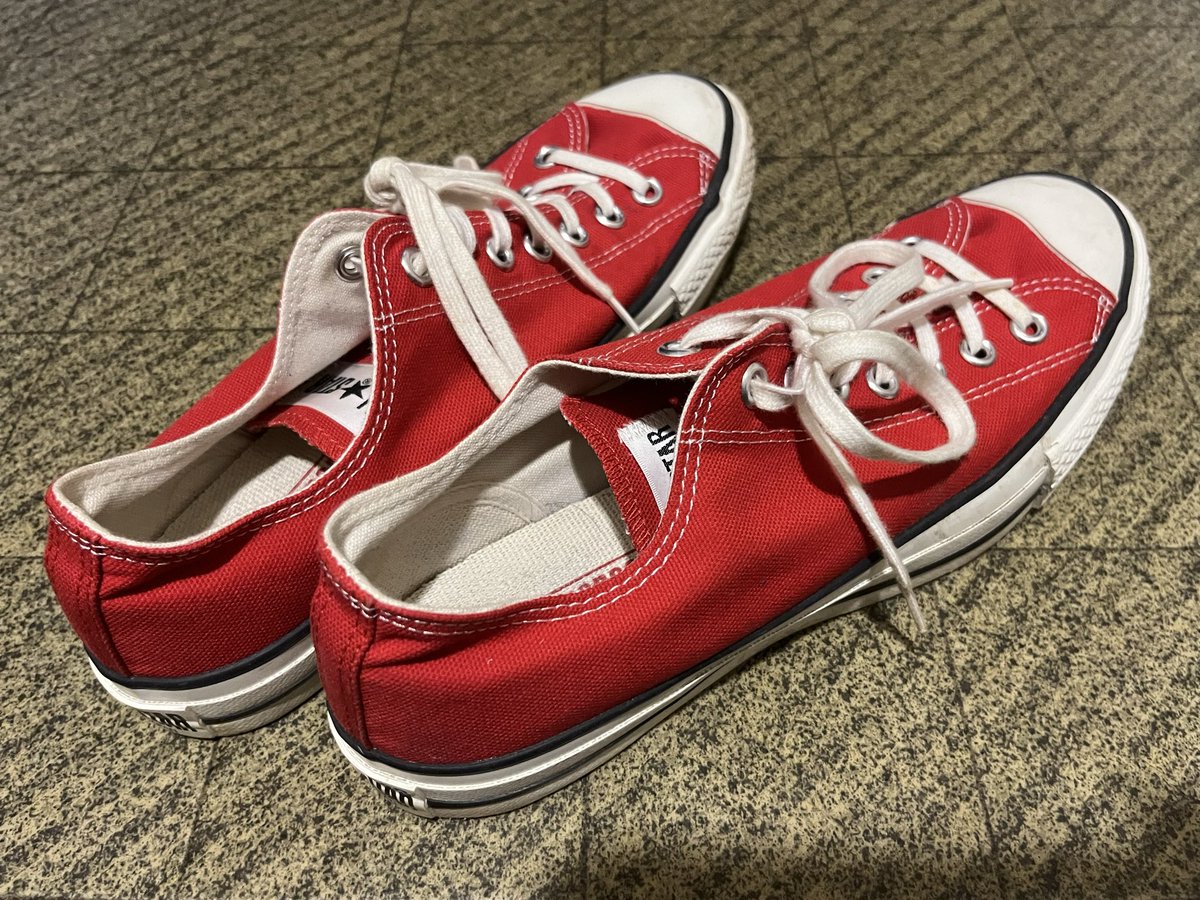 nextone1977's tweet photo. 定番でありながら、どこか特別な存在感を放つ「Made in Japan」のオールスター（レッド）しっかりとしたキャンバス生地、美しいシルエット、そしてインソールに輝く赤字の「CONVERSE / MADE IN JAPAN」のロゴ。細部までこだわりが詰まった日本製のクオリティ #コンバース #オールスター #靴好き https://t.co/eul2FKVKLZ