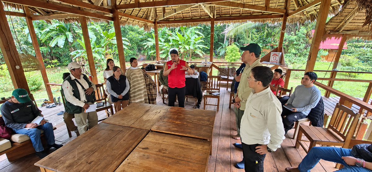 MinamPeru's tweet photo. #MINAM promueve los #MERESE como una alternativa para financiar la conservación en el paisaje Manu
Comunidades, gestores locales y organizaciones privadas conocieron cómo los Mecanismos de Retribución por Servicios Ecosistémicos (MERESE) pueden movilizar recursos para conservar, recuperar y usar sosteniblemente los ecosistemas.
La exposición estuvo a cargo de un especialista del Ministerio del Ambiente durante el Encuentro Anual de Coevaluación Regenera 2026, realizado en la Comunidad Nativa Shipetiari.
La participación del MINAM permitió acercar información técnica sobre el diseño e implementación de estos mecanismos y su aporte para impulsar inversiones en favor de la naturaleza.
