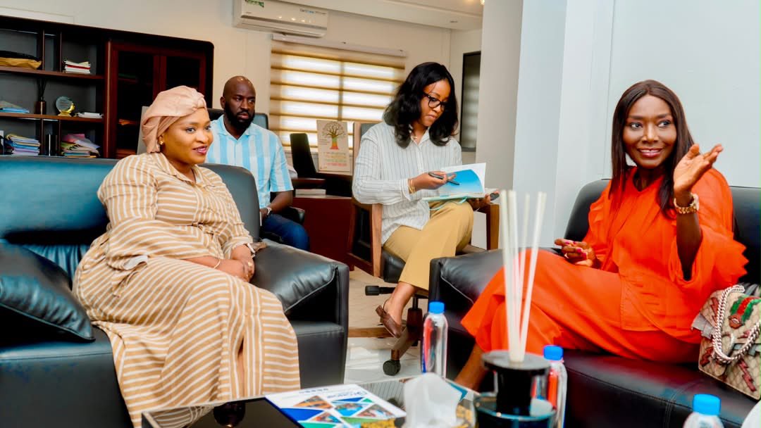 FONGIP's tweet photo. L’Administratrice générale du FONGIP, Mme Ndèye Fatou Mbodj Diattara, a reçu ce lundi l’artiste sénégalaise Coumba Gawlo Seck pour une rencontre chaleureuse autour de perspectives de rapprochement. https://t.co/n1yy9Yrldu