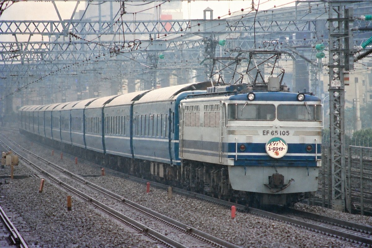 Tuccy1968's tweet photo. 1988年7月28日
ユーロライナーが上京した際、東京駅の段落とし運用により、EF65105がブルトレみずほの客車を牽引し品川へ。
#みんなで開催するEF65展示会 
#絶対今日撮ってないってわかる写真をあげる見た人強 
#もう一度撮れと言われても撮れない写真 https://t.co/e9hbgF9xpt