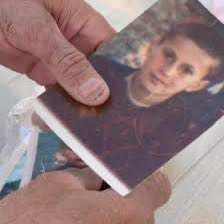 dirokajinenkurd's tweet photo. Davut Altınkaynak, 1995 yılında Mardin’in Dargeçit ilçesinde 13 yaşındayken gözaltına alınıp JİTEM tarafından asit kuyusunda kaybettirilen ve yıllar sonra kemikleri bir kuyuda bulunan çocuklardan biridir.

Acılı Baba "Oğlumun kemiklerini ellerimle kazıyıp çıkardım"

Dargeçit JİTEM davasında 2022 yılında tüm sanıklar beraat ettirilmiş.