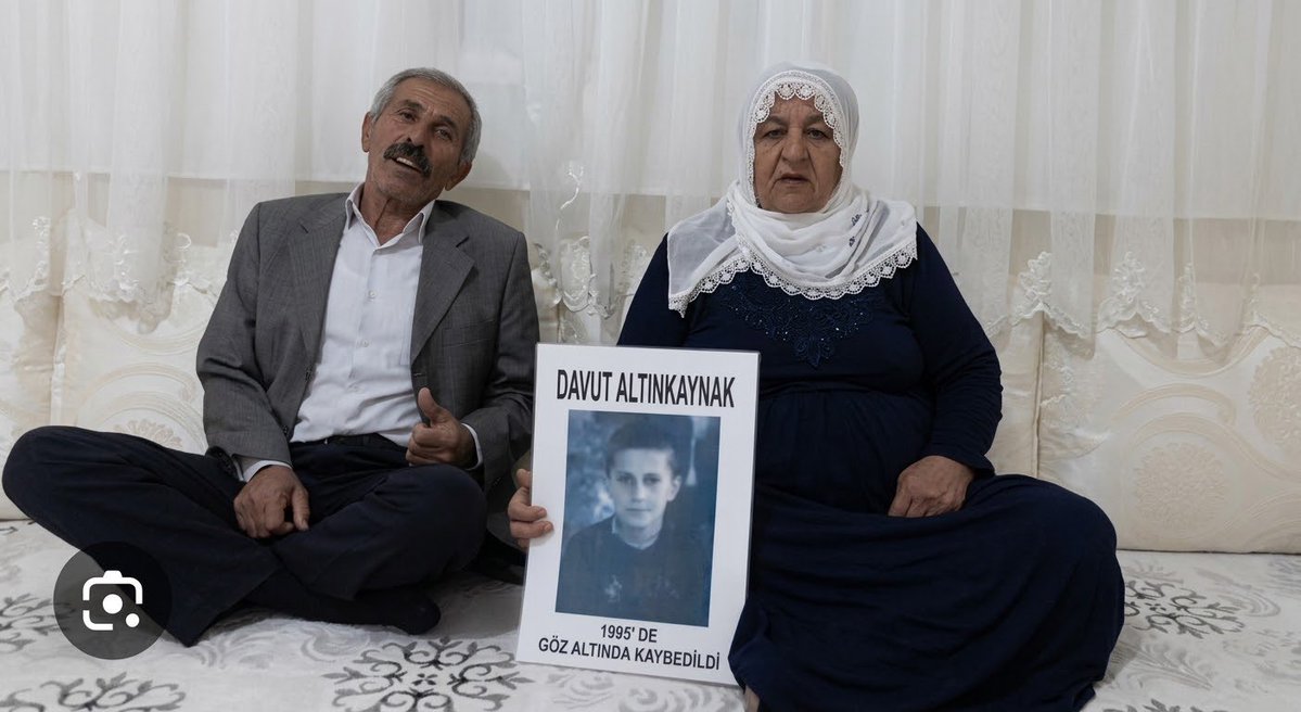 dirokajinenkurd's tweet photo. Davut Altınkaynak, 1995 yılında Mardin’in Dargeçit ilçesinde 13 yaşındayken gözaltına alınıp JİTEM tarafından asit kuyusunda kaybettirilen ve yıllar sonra kemikleri bir kuyuda bulunan çocuklardan biridir.

Acılı Baba "Oğlumun kemiklerini ellerimle kazıyıp çıkardım"

Dargeçit JİTEM davasında 2022 yılında tüm sanıklar beraat ettirilmiş.