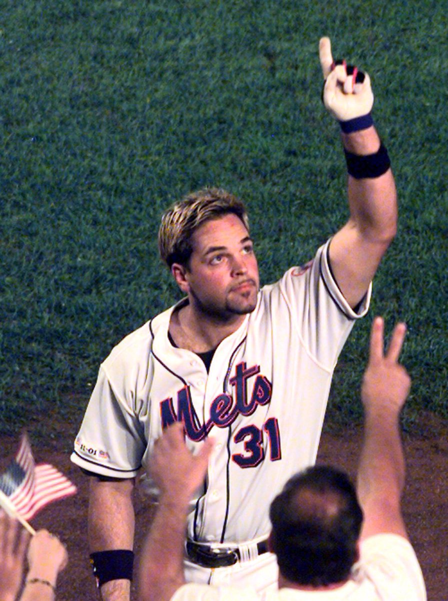 25YearsAgoLive's tweet photo. Mike Piazza hits a two-run homer in the bottom of the eighth inning during the first professional sporting event held in New York City after 9/11, at Shea Stadium. 

The New York Mets defeat the Atlanta Braves 3-2. https://t.co/C7J5ShXcgK