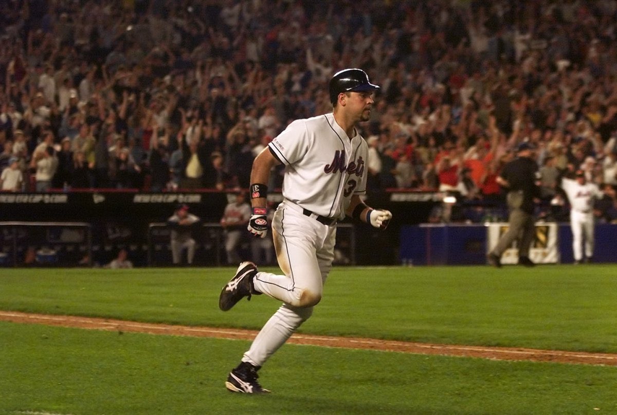 25YearsAgoLive's tweet photo. Mike Piazza hits a two-run homer in the bottom of the eighth inning during the first professional sporting event held in New York City after 9/11, at Shea Stadium. 

The New York Mets defeat the Atlanta Braves 3-2. https://t.co/C7J5ShXcgK