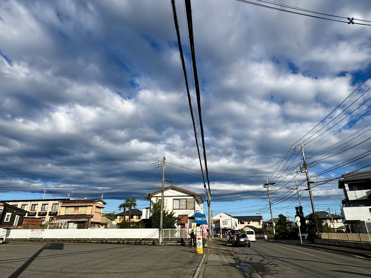 kanarenjaaa2's tweet photo. 上は雲どんより…☁️下は青空☀️
変なお天気〜👀
シルバーウィーク後半戦、がんばろうねサービス業の民！
さすがに今日は混みそう🎡🎠🎢 https://t.co/67B3Dz9plP
