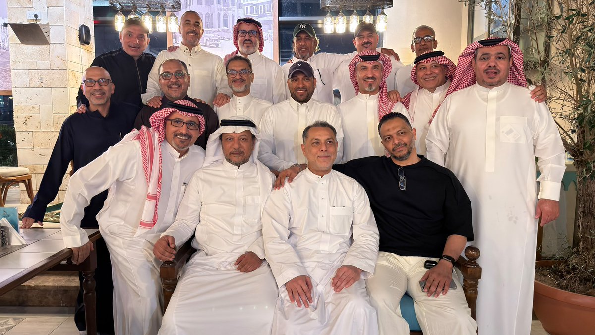 MnAlSharef's tweet photo. اجمل اللحظات عندما تلتقي بأصدقاء الزمن الجميل و اللي كانت تجمعنا بهم نفوس طيبة و الدليل على ذلك  تجمعنا بعد ٣٦ سنة #مدرسة_روضة_المعارف_الاهلية_حي_الحمراء 
شكراً للحبيب حامد الدخيل و الحبيب سامر جميل على فكرة التجميع و شكراً للحضور صاحب السمو الملكي الأمير محمد بن عبدالله بن خالد و نائب رائيس النادي الاهلي سابقاً محمود عبدالخالق سعيد و حامد الدخيل و خالد الريمي و وهيب زيدان و مازن حمبظاطة و سامر جميل و خالد الهويش و لؤي بخاري و ياسر اسعد و العقيد خالد العوفي و نادر رمضان و عبدالرحمن باقيس و هيثم قزاز و أسامة جميل و الشريف شرف و محدثكم محسن الشريف 
#اللهم_ادم_علينا_نعمة_الاصدقاء