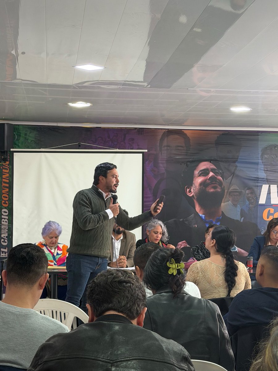 CamiloTorres_RC's tweet photo. ¡La unidad del Pacto Histórico es nuestra fuerza y organizar la esperanza del pueblo, nuestra tarea! ✊🏽

Hoy tuvimos una jornada de trabajo junto al presidente @petrogustavo en la sede del @PactoCol. Nos estamos organizando para defender el proyecto del cambio y los derechos conquistados por el pueblo.

Frente a quienes quieren imponer nuevamente la política de la muerte, el Pacto se une, se organiza y sale a defender la vida, la democracia y las transformaciones sociales.

¡Vamos a organizar la esperanza del pueblo y a defender la vida por encima de todo!