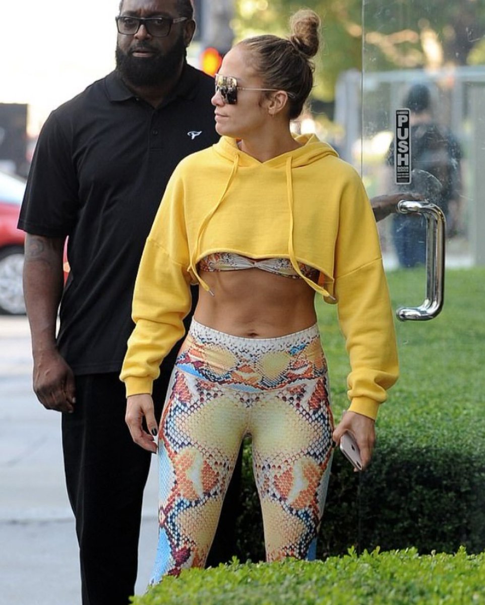 jenniferl8787's tweet photo. #Jlo never goes anywhere just to blend in.💛 https://t.co/LV5iUshB3y