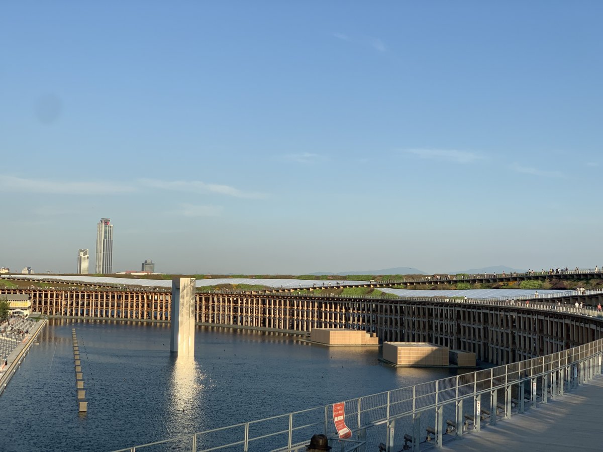 DestinaHotels's tweet photo. あれだけの巨大施設を一瞬で解体しちゃったからこそ、心に強く残ってる気がする。大屋根リングの上から見た西日とか建築美、会場の壮大な景色は忘れられない！ https://t.co/k2VNkAZJ15