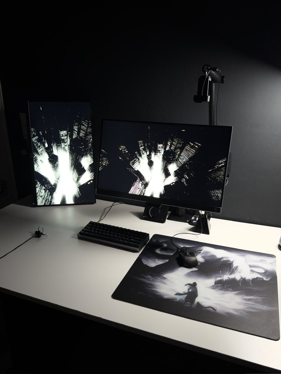 praisextsy's tweet photo. Today I got my Elgato Wave XLR and it fits so well in my setup. Currently working on a video about the Zaunkoenig M3K. Got one more exam before I can sit down and no-life that review.
#desksetup https://t.co/QzDcQljwDX
