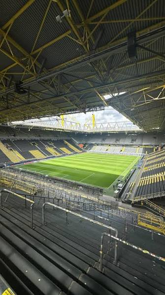 GradaBpro's tweet photo. El @RealBetis dispone de 3.813 entradas para acompañar al equipo en el Westfalenstadion frente al Borussia Dortmund.

De ellas, 2.500 tendrán un precio de 18.50€ y 1.313 de 50€.

No está mal, 2.500 béticos pagarán 18.50 € por una entrada de Champions frente al Borussia Dortmund. Cuanto que aprender.