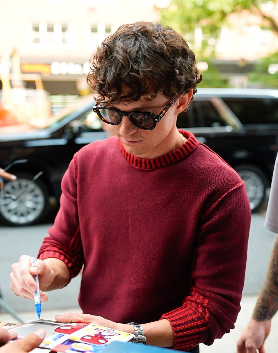 dailyparkers's tweet photo. the curls i can’t https://t.co/knvwV1hzxO