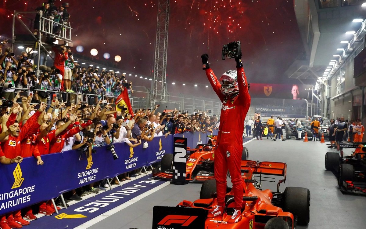 AndreaTrespi's tweet photo. 22 settembre 2019.

L'ultimo ruggito del leone di Singapore.

Sebastian Vettel vince, con un mostruoso undercut su Leclerc, la sua ultima gara in carriera, la quinta sul circuito di Marina Bay.

#Vettel
#F1
#SingaporeGP https://t.co/r7YrIADHvY