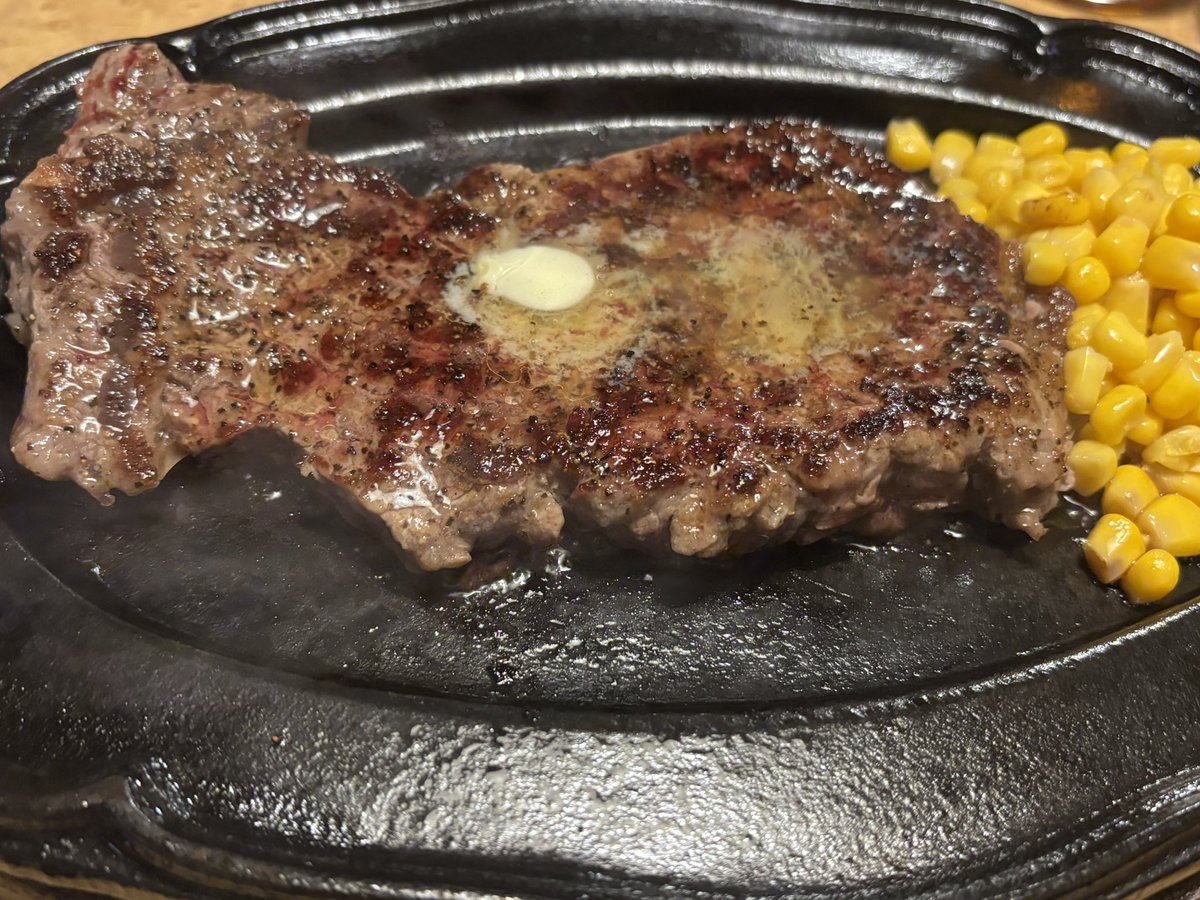 hibiki__1119's tweet photo. 日本のステーキもうまい。でもアルゼンチンで食べた「肉の塊」が忘れられない。

上品に味わうのも好きだけど、分厚い肉を腹いっぱい食べたい日もある。

こういうアルゼンチンのステーキ屋、日本にももっと増えてほしい。

←🇦🇷アルゼンチン　🇯🇵日本→ https://t.co/0gZA9Ck2Hi