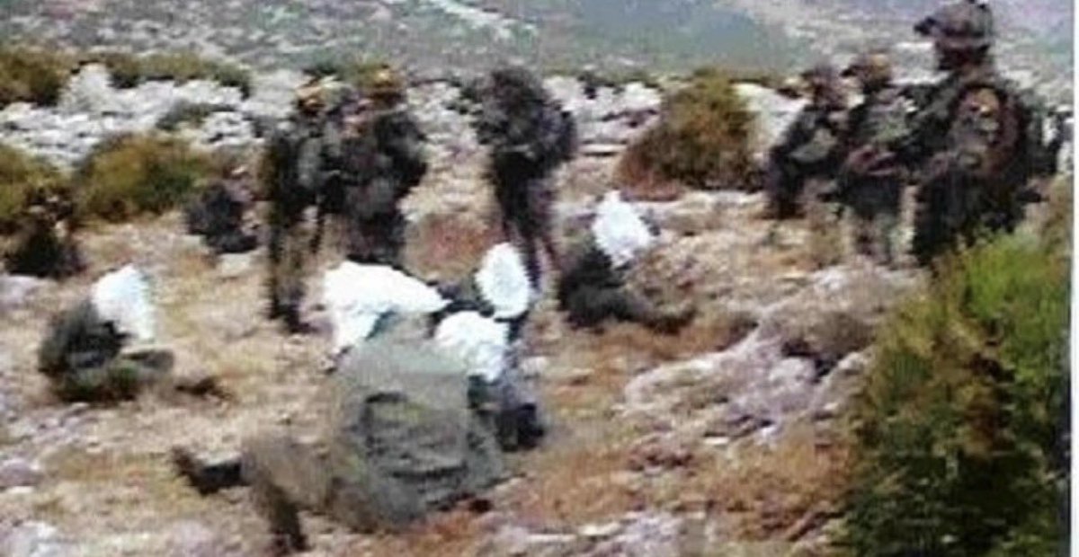 forton269's tweet photo. @GrilloGmg @velarisssgrace @TalebSahara Qué bien. Bañarse en una roca deshabitada no la convierte en tuya.  En 2002 os subisteis, España os bajó en pocas horas y ahí sigue siendo española.  Sigue nadando este verano, la soberanía no se gana a brazo. https://t.co/7PhCJIWmqZ