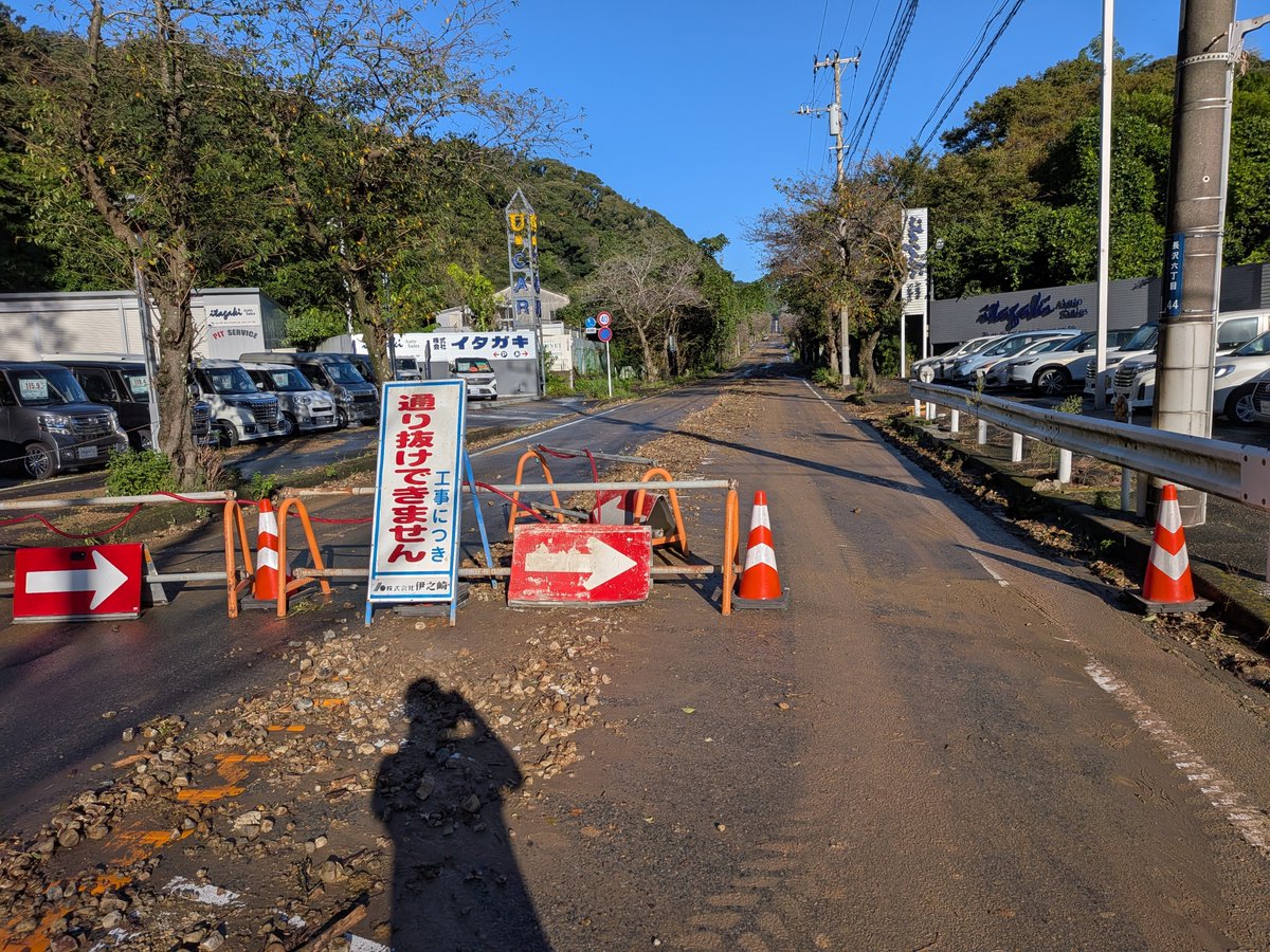 azuresky1988's tweet photo. 7時過ぎの通研通り。
長沢中学のところはすぐに片付きそうだけど、通研手前はしばらくダメっぽいですね。
クルマもバイクもUターンしてる。 https://t.co/OLjk8yAeeY