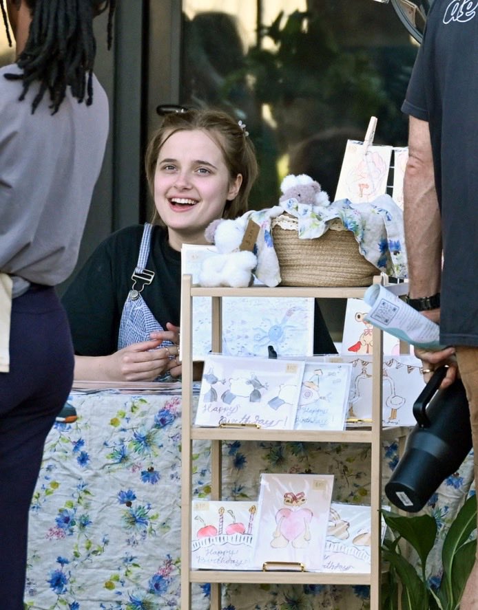 Indie5051's tweet photo. Vivienne Jolie, hija de Angelina Jolie y Brad Pitt, fue vista vendiendo dibujos, pinturas y más artes propias en una feria, en Los Ángeles, en Estados Unidos.

La joven de 18 tiene un proyecto artístico llamado "The Tulip Fields" y atendió a clientes que pasaban por el lugar. https://t.co/fvqzTe3S1G