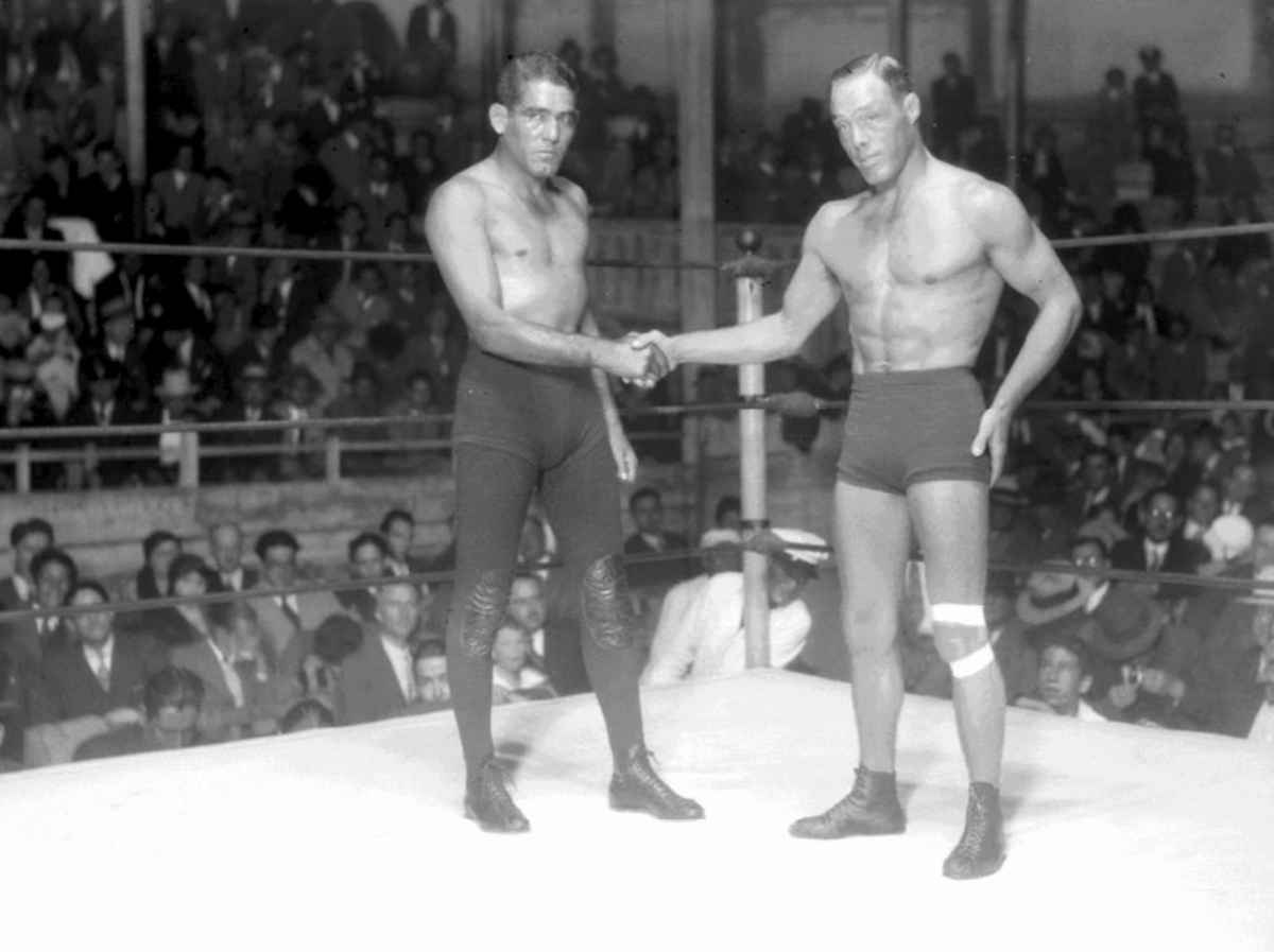 ocampoxlaw's tweet photo. Hoy se conmemora el aniversario de la primera función de la Empresa Mexicana de Lucha Libre. Estas son dos imágenes de aquel evento en la Arena Nacional: en una se ve a Yaqui Joe estrechando la mano de Bobby Sampson; en la otra, al hawaiano Walter Tin Kit Achiu —presentado como Leung Tin Kit o Chino Achiú— y a Ciclón McKey (Corbin Massey), acompañados por el réferi Chucho Lomelín.

https://t.co/vgoDA0vf23

#93AniversarioCMLL #CMLL #LuchaLibre