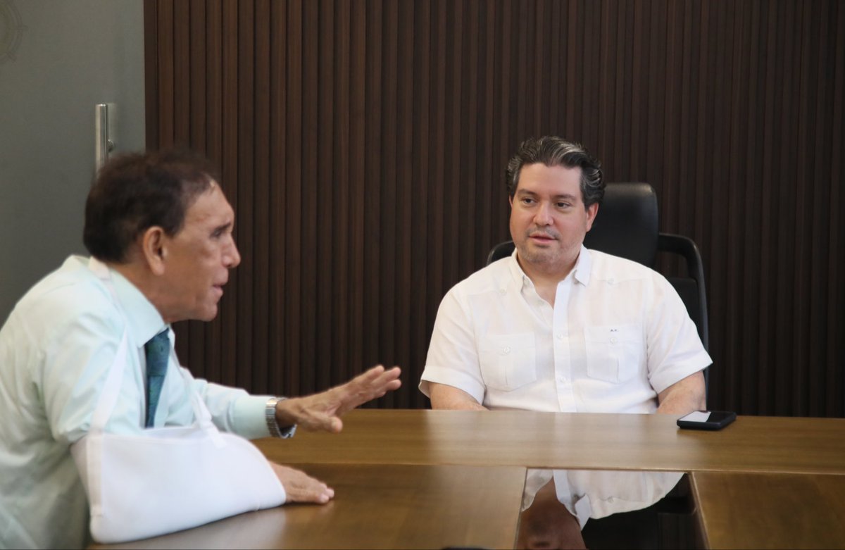 acamposalvarez's tweet photo. Un gusto recibir a un gran referente de la medicina social y el servicio en nuestro país, el Dr. @Cruz_Jiminian.🤝🩺

Sostuvimos una productiva reunión con el objetivo de unir voluntades y crear alianzas estratégicas entre la Autoridad Portuaria y la Fundación Cruz Jiminian. https://t.co/JjC7hSnMaV