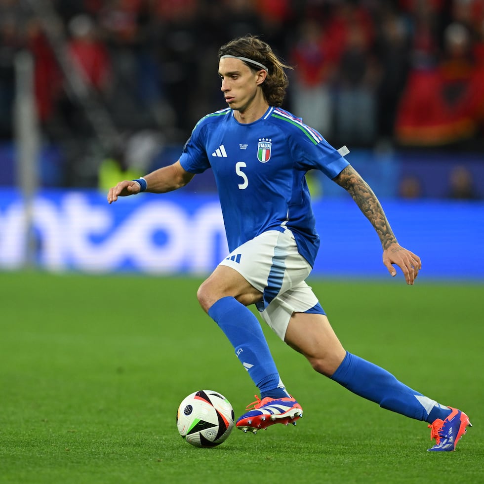 FTItaliano__'s tweet photo. 🇮🇹 Riccardo Calafiori será el lateral izquierdo titular con Italia en los partidos de la UEFA Nations League. 

La idea de Roberto Mancini era usarlo de central izquierdo, pero la lesión de Federico Dimarco ha cambiado sus planes. 

🗞 - Sky Sport Italia https://t.co/fcV2f806mM