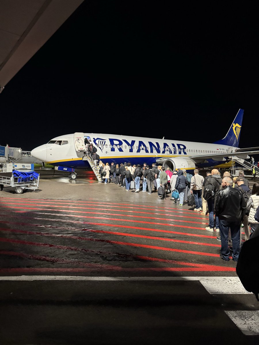 michael_schl's tweet photo. My trip to the Baltics this weekend:
🇱🇻 Stopped at military checkpoint exercise on key bridge in Riga
🇪🇪 Night curfew across the river in Narva
🇱🇹 Airport closure 2h after departure due to drone alarm
Russia is a threat to the European Union 🇪🇺 https://t.co/WImJcKXLgy