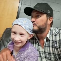 LukeBryanx07's tweet photo. I’m asking you all to join me in prayer for this precious child who is currently battling cancer. I truly believe I have the right fan base people with caring hearts who are willing to come together and make a difference
Please keep this beautiful child in your prayers ❤️#jesus https://t.co/p7CGA1uuuD