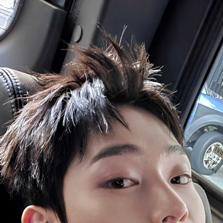 sunoomoji's tweet photo. estou meio #missinghours do cabelo curtinho do sunoo e suas mechas pontudinhas 👉🏻🌱🌱 https://t.co/2VL6M0BSnE