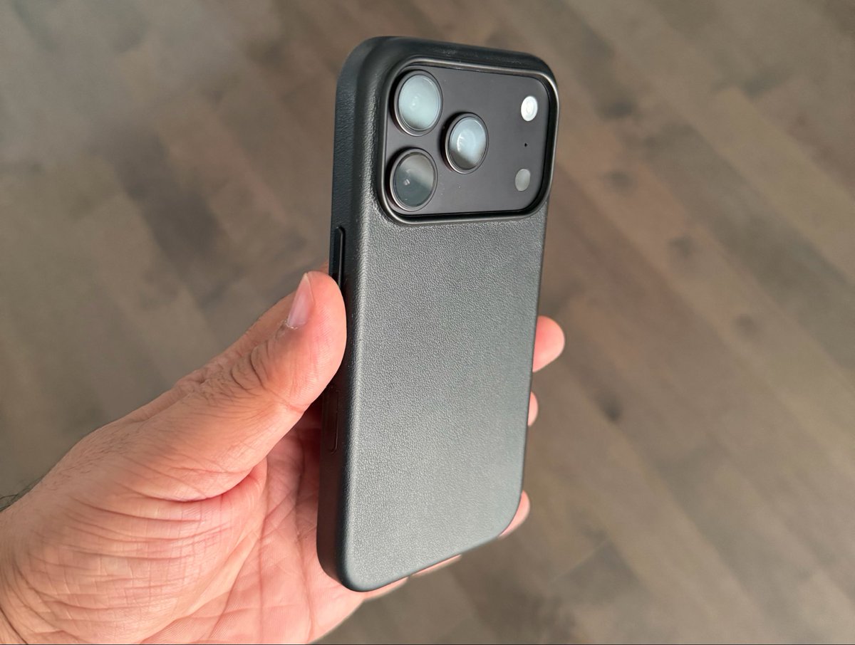 jimmichahal's tweet photo. So can we use iPhone 17 Pro cases for iPhone 18 Pro ? 

Apple officially lists them as incompatible because the iPhone 18 Pro features a camera plateau that is ever-so-slightly thicker by 0.1 mm (11.5 mm vs. 11.4 mm). https://t.co/E8o5u8dRBa