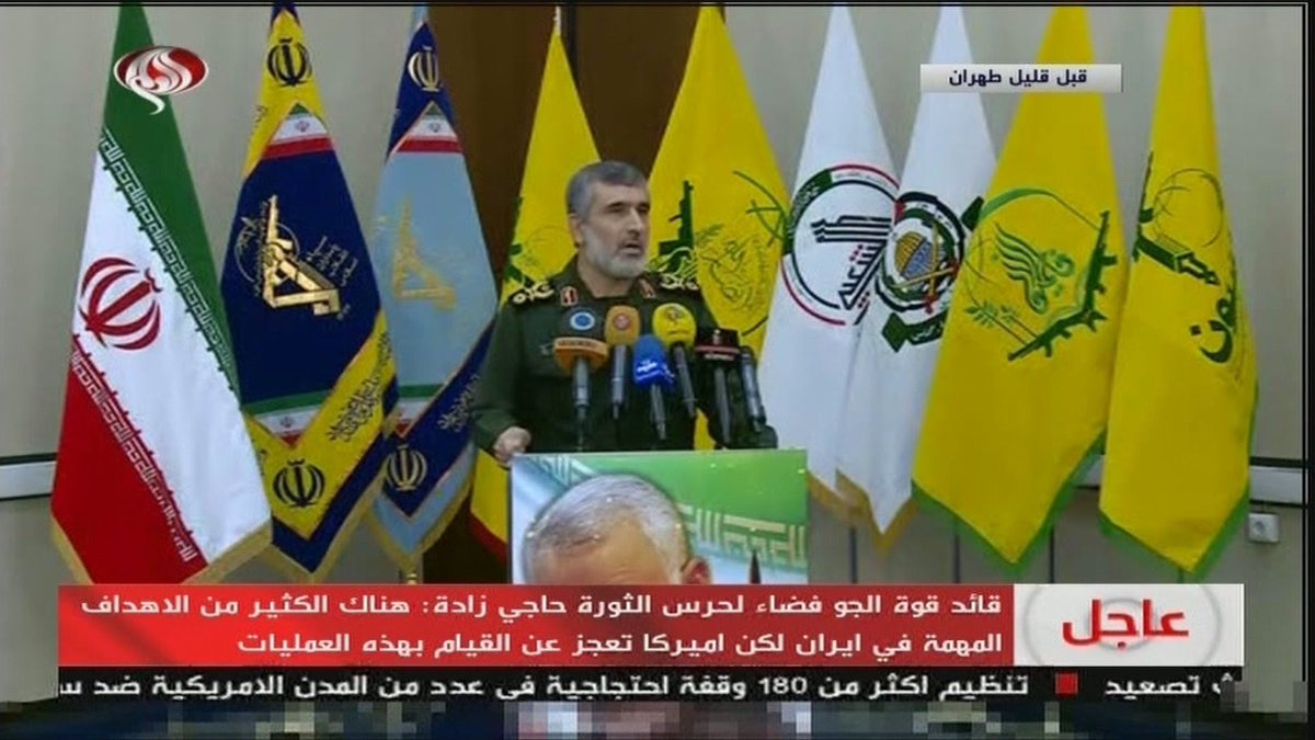 Columbuos's tweet photo. فضيحة جديدة لرويترز 🚨:

تصف وكالة رويترز الغربية جماعة الحوثي أنها يمنية! دون اضافة وصف مدعومة من ايران، او جزء من قوات ايران المسلحة! كما سنوردها بالصور. 

في المقابل تصف القوات المسلحة اليمنية الحكومية بوصف (قوات مدعومة من السعودية فقط) دون وصفها باليمنية!! ماذا يعني ذلك يارويترز؟

يعني أن الوكالة الاستعماراتية الغربية بدأت الترويج لسردية ايرانية داعمة لميليشا الحوثيين التي تطلق الصرخة ضد الغرب بالموت، مع تجاهل كل الأدلة التي تثبت أنها مدعومة من الحرس الثوري بخبراء وصواريخ ومسيرات، حتى أن علم الميليشيا وُضع امام قنوات الاخبار بمؤتمر صحافي خلف قائد قوات الجوفضاء الايرانية باعتبار الحوثيين جزء لا يتجزأ من جيش ايران بالمنطقة! 
وهو اعتراف رسمي هربت من رويترز، وغفلت عيون محرري رويترز عن هذه الصورة الرسمية من المؤتمر الايراني. 

أما عن قول قوات مدعومة من السعودية دون دليل، نعم ندعم اليمن قيادة وشعب وجيش، فالجيش اليمني الشرعي مستقل وله صلاحيات وطلب دعم اشقاءه المجاورين كجزء من تحالف دولي وهذا ماحصل. 
مثله مثل دعم امريكا لاسرائيل فلماذا لا تسمون القوات الاسرائيلية (قوات غاشمة مدعومة من امريكا) وكذلك تحالف الناتو واوكرانيا وغيرها من الحروب، الامثلة كثيرة كأي دولة تدعم دولة بشكل رسمي وعبر الامم المتحدة. لكن الانتقائية هنا مرعبة. 

اخيرًا: 
على ( وكالة رويترز ) أن تنتقي لغتها وإلا فالمغردون السعوديين واليمنيين جاهزين لاسقاط هذا الصنم الاخباري الذي ظل لعقود يسوّق نفسه للحكومات والافراد بانه محايد وعالمي، لكن بهذه الازمة فُضح امره وستُفضح دوافعهم ولماذا يعملون هكذا بإذن الله. 

بانتظار اعتذارهم هنا وطرح الازمة بمهنية.