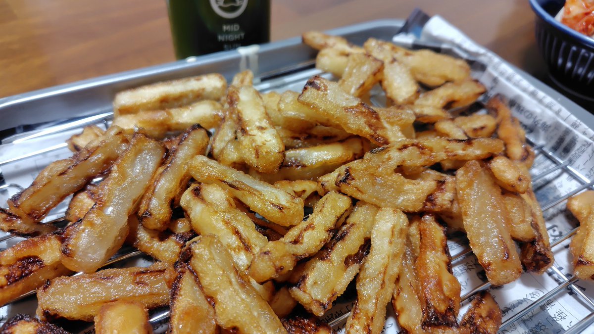 ma01ri10's tweet photo. 「大根唐揚げ」に「人参ムーチョサラダ」
どちらも映えませんが、簡単♪
大根は、醤油、酒、チューブしょうが、チューブにんにくで下味。片栗粉をまぶし、油は揚げ焼きで十分です。
人参は、カラムーチョとマヨネーズを入れて和えるだけ。スライサーを使えば細くなりますよ。
#あいモニ　#あいラジ https://t.co/wLr50NKHU0