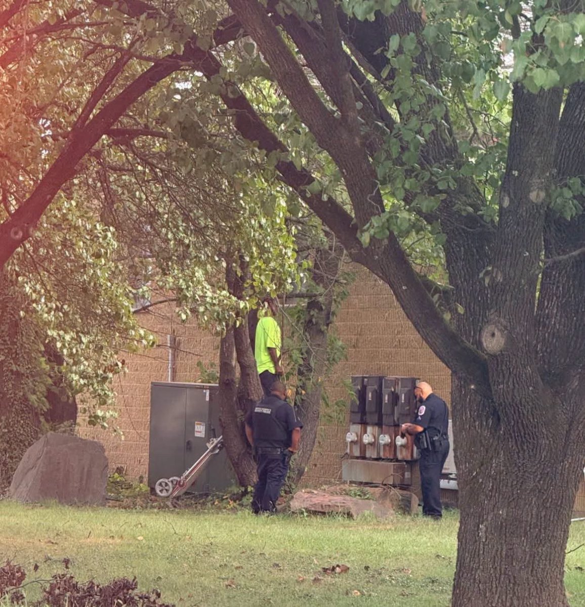 KjGuappo's tweet photo. A Black Man Was Found Hanging From A Tree In Upper Marlboro, Maryland (Prince George's County) 

DEFINITELY NOT A SUICIDE. THAT KINDA SHIT DONT HAPPEN AROUND HERE IN THE DMV. https://t.co/P1NZOyWqtD