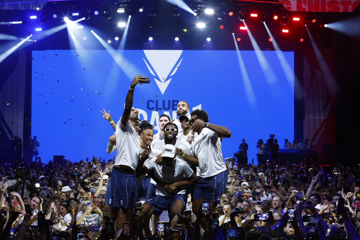yabusele28's tweet photo. Merci pour tout Capitaine. Fier d’avoir partagé le maillot Bleu à tes côtés et d’avoir appris de toi. Une carrière immense et un exemple pour toute une génération. Profite de la suite 🖤🇫🇷 https://t.co/FbFS0TTRJu