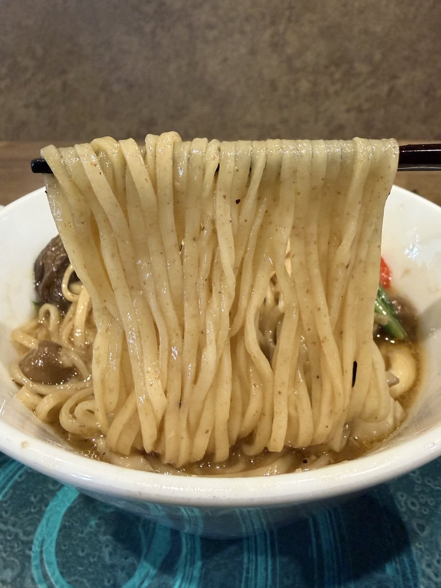korahmen0929's tweet photo. 粋蓮華　#焼津市

秋味噌NOODLE、背徳の脂めし

粋蓮華四季味噌シリーズ〜秋味噌〜🍂

赤と緑の配管工兄弟が食べたら1UPどころじゃ済まされない圧倒的きのこ量🍄

きのこの旨味が溶け出した味噌がうめぇのよっ💕

〆の背徳の脂めし茶漬けの破壊力がヤヴぁすんぎっ🤩 https://t.co/kfk9oloQ7n