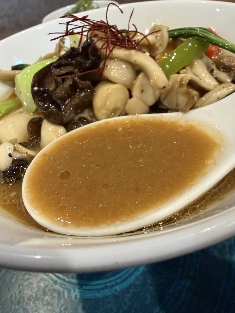 korahmen0929's tweet photo. 粋蓮華　#焼津市

秋味噌NOODLE、背徳の脂めし

粋蓮華四季味噌シリーズ〜秋味噌〜🍂

赤と緑の配管工兄弟が食べたら1UPどころじゃ済まされない圧倒的きのこ量🍄

きのこの旨味が溶け出した味噌がうめぇのよっ💕

〆の背徳の脂めし茶漬けの破壊力がヤヴぁすんぎっ🤩 https://t.co/kfk9oloQ7n